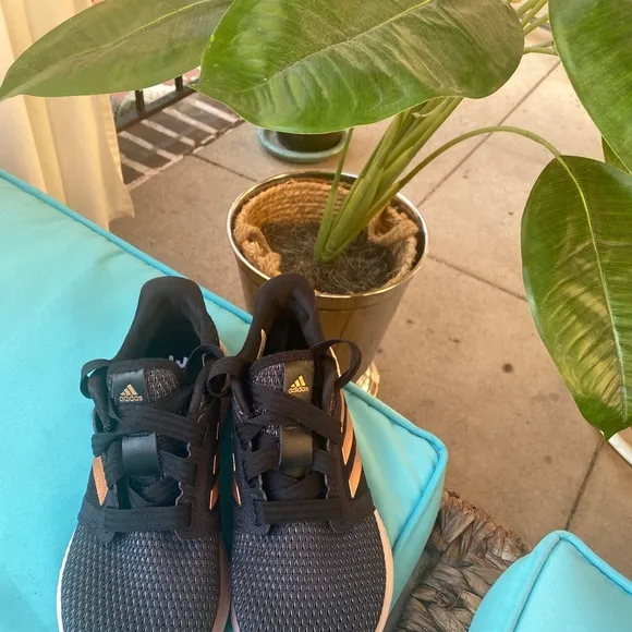 Adidas bounce kids sneakers size 4.5 EUC