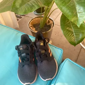 Adidas bounce kids sneakers size 4.5 EUC