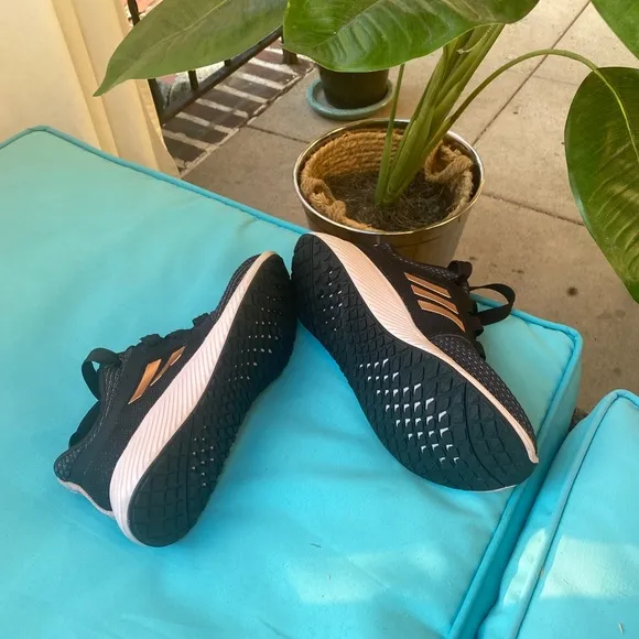 Adidas bounce kids sneakers size 4.5 EUC