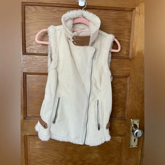 Altar’d State Cream Sleeveless Fleece Vest with Zipper