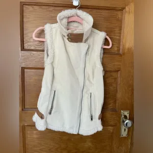 Altar’d State Cream Sleeveless Fleece Vest with Zipper
