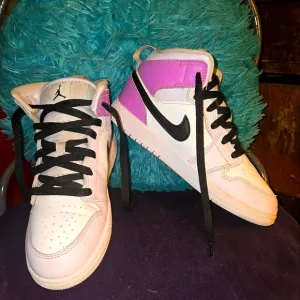 Nike Air Jordan 1 &quot;Barely Grape&quot; sneakers