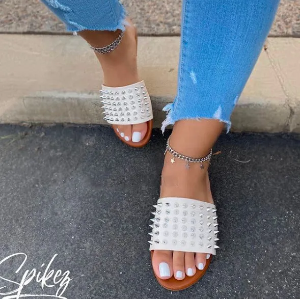 Rivet slippers BY0045